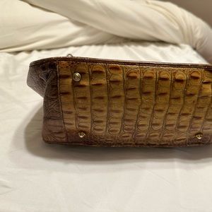 A small tote/briefcase. It fits a Manila folder long ways. Okay but goody!